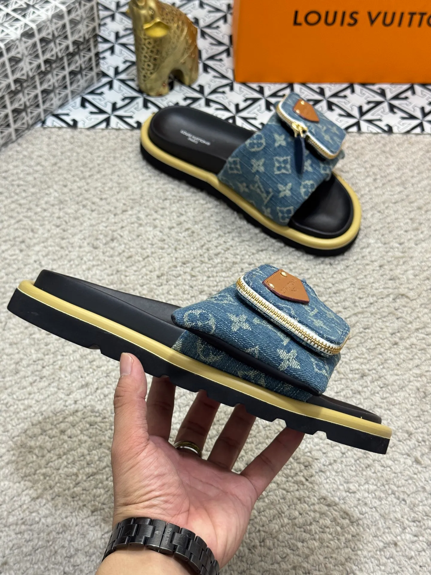 Men's shoes 💰400 [New style] 🦇🦇Top original order [Louis Vuitton] Couple style 👫Spring and summer style🎯🎯As an active family in the fashion industry ⭐ Lv is characterized by bold innovation ⚡Fabric down cloth🔥 Combined outsole, clean and tidy ⚡Fashionable and generous🌹Multiple colors available..Size: 36-44 (45 customized